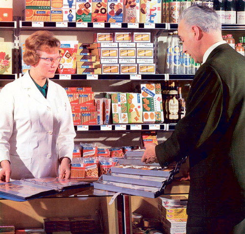 Schon bald Nostalgie: Der Tante-Emma-Laden weicht ab 1957 immer mehr dem neuen Selbstbedienungskonzept des Einzelhandels. Crespel & Deiters stellt sich mit neuen Sortimentsverpackungen früh darauf ein.