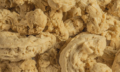 The cream-coloured Trigovit® Tex Chunks MCF 110 are textured wheat proteins for feed applications in animal feed | Crespel & Deiters