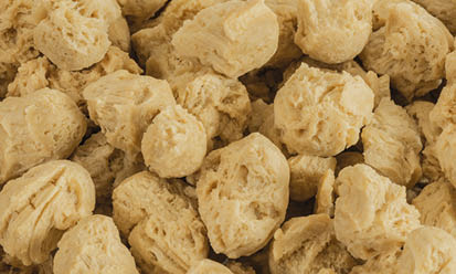 The cream-coloured Trigovit® Tex Chunks SCF 110 are textured wheat proteins for feed applications in animal feed | Crespel & Deiters